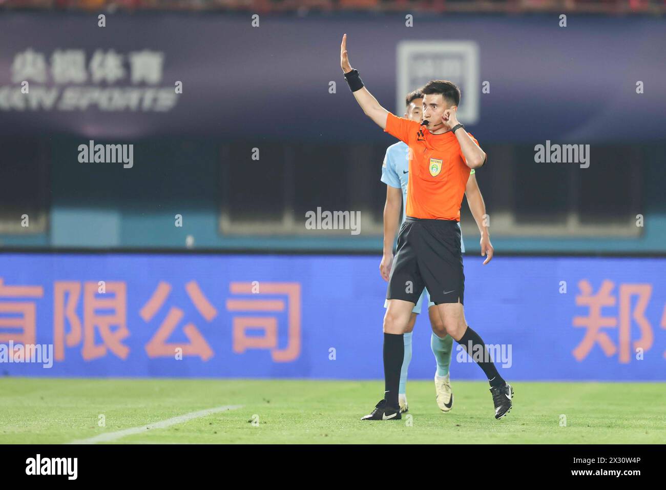 L'Henan Jiuzu Dukang Football Club ha sconfitto il Qingdao Hainiu Football Club con 1-0 al settimo turno della Chinese Super League (CSL) 2024 a Zhengzh Foto Stock