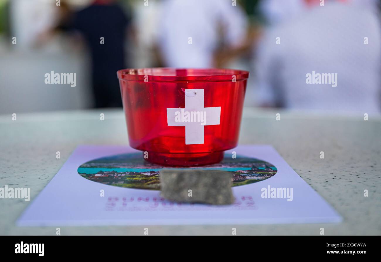 Ein Tischlicht steht auf einem Stehtisch bei auf dem Europaplatz für die Feierlichkeiten auf dem Luzerner Europaplatz bereit. (Lucerna, Svizzera, 31,07 Foto Stock