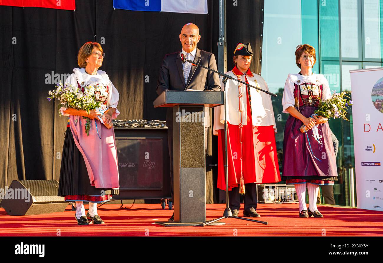 Der Schweizer Bundesrat und Gesundheitsminister Alain Berset bei seiner Festansprache zur Bundesfeier auf dem Luzerner Europaplatz. Dahinter zwei Dame Foto Stock