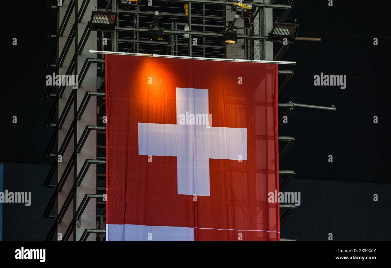 Weisses Kreuz auf rotem Grund, so kann die Schweizer Nationalflagge beschrieben werden. (Lucerna, Svizzera, 31.07.2022) Foto Stock