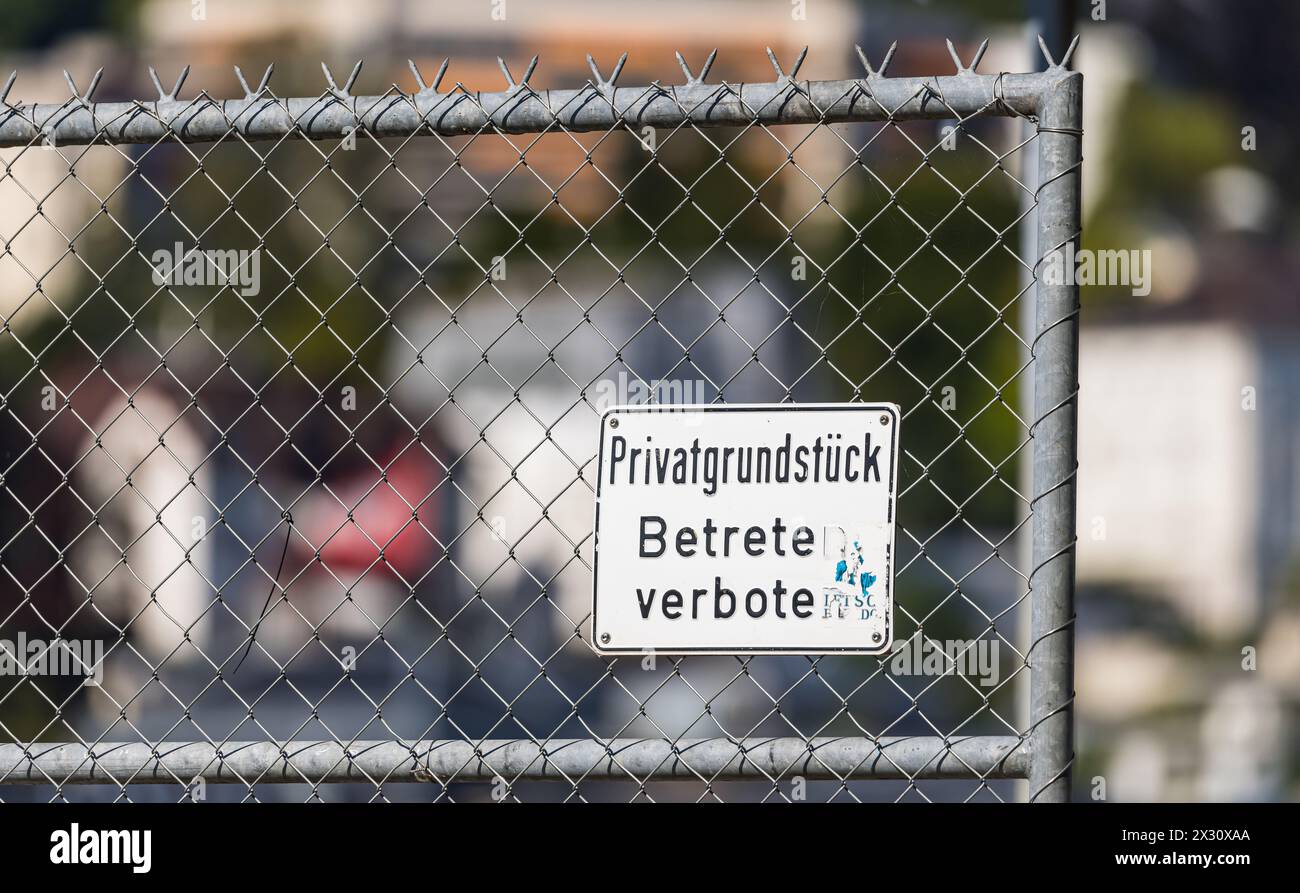 Ein Schild markiert einen Einstiegssteg beim Vierwaldstättersee als Privatgrundstück. DAS Betreten ist verboten. (Lucerna, Svizzera, 31.07.2022) Foto Stock