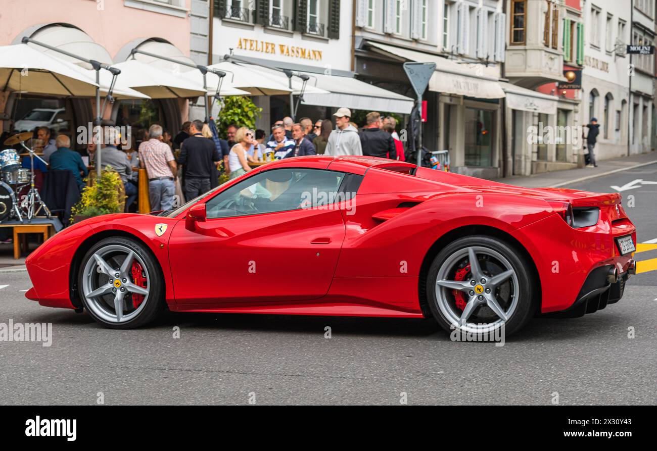 Ein Ferrari 488 Spider in der Stadt Zug. Der Preis des 670 PS starken Autos beträgt fängt bei 200'000 Franken An. Ein offiziellen Preis nennt der ital Foto Stock