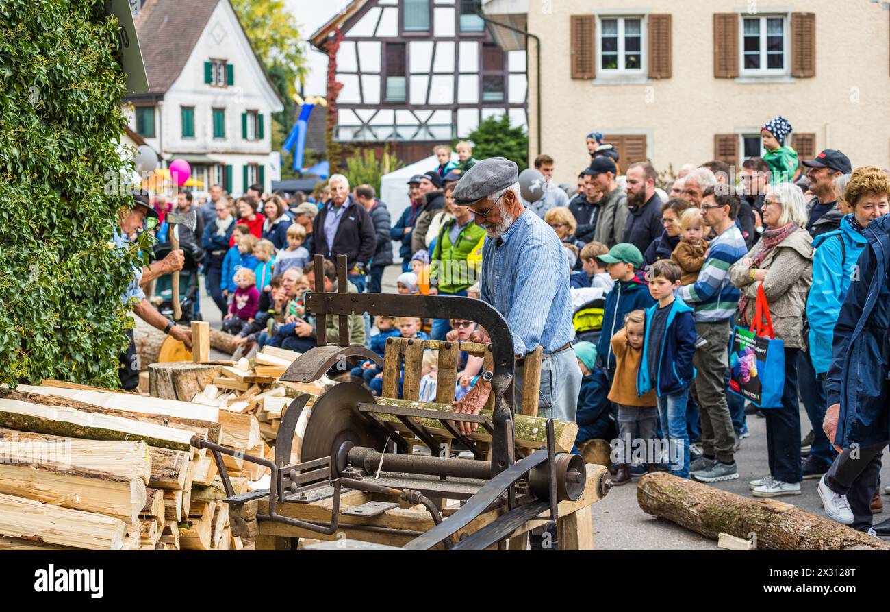 Holzen wie früher, dass das Thema des Dorfmuseum di Rafz. Die Besucher konnt varia Vorführungen bestaunen. (Rafz, Schweiz, 25.09.2022) Foto Stock