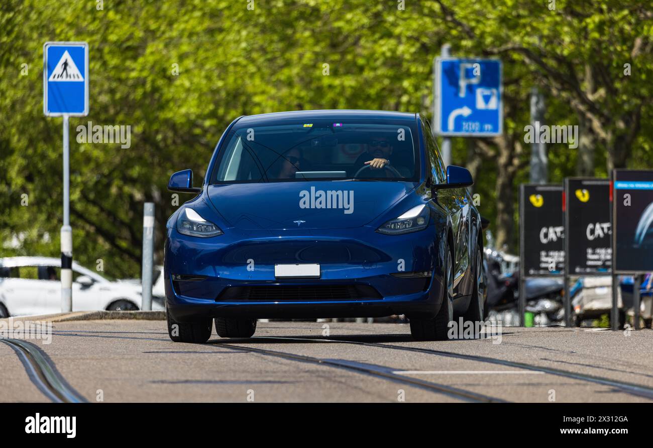 Ein blauer Tesla Model 3 fährt auf einer städtischen Strasse. (Zürich, Svizzera, 21.05.2022) Foto Stock