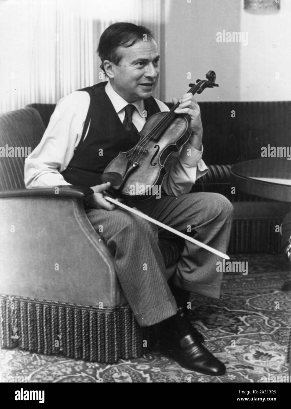 Szeryng, Henryk, 22.9.1918 - 3,3.1988, violinista messicano di origine polacca, presso il suo alloggio, ADDITIONAL-RIGHTS-CLEARANCE-INFO-NOT-AVAILABLE Foto Stock