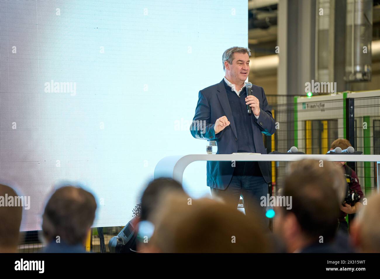 DATA RECORD NON DICHIARATA Augsburg, Baviera, Germania - 24 aprile 2024: Il Ministro Presidente della Baviera Dr. Markus Söder visita la presentazione della rete ai di Augusta. Sala di ricerca AI 43 dell'Università di Augusta *** Ministerpräsident von Bayern Dr. Markus Söder zu Besuch bei der Präsentation des KI-Netzwerks Augsburg. KI-Forschungshalle Halle 43 der Universität Augsburg Foto Stock