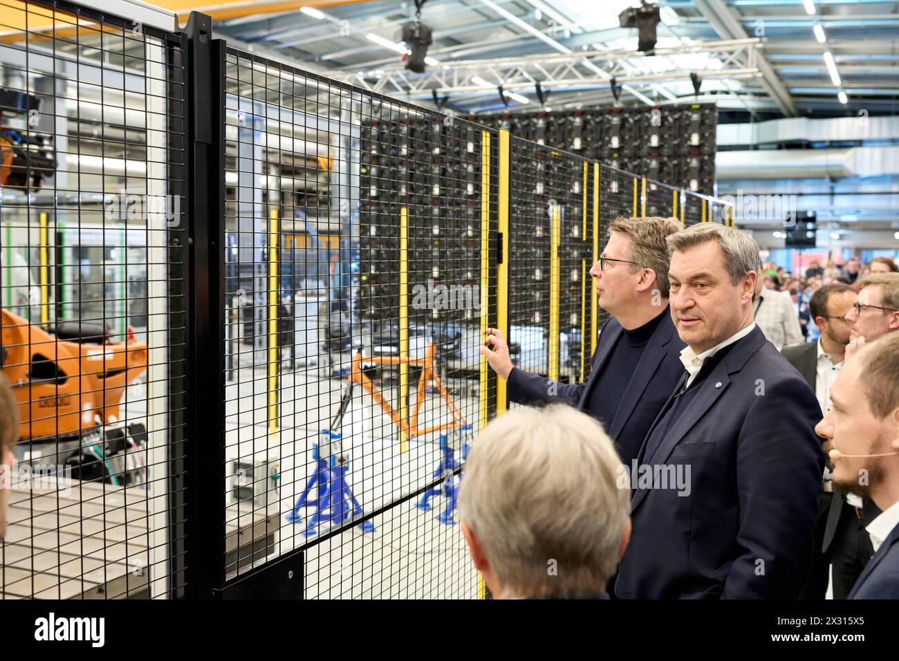 DATA RECORD NON DICHIARATA Augsburg, Baviera, Germania - 24 aprile 2024: Il Ministro Presidente della Baviera Dr. Markus Söder visita la presentazione della rete ai di Augusta. Sala di ricerca AI 43 dell'Università di Augusta *** Ministerpräsident von Bayern Dr. Markus Söder zu Besuch bei der Präsentation des KI-Netzwerks Augsburg. KI-Forschungshalle Halle 43 der Universität Augsburg Foto Stock