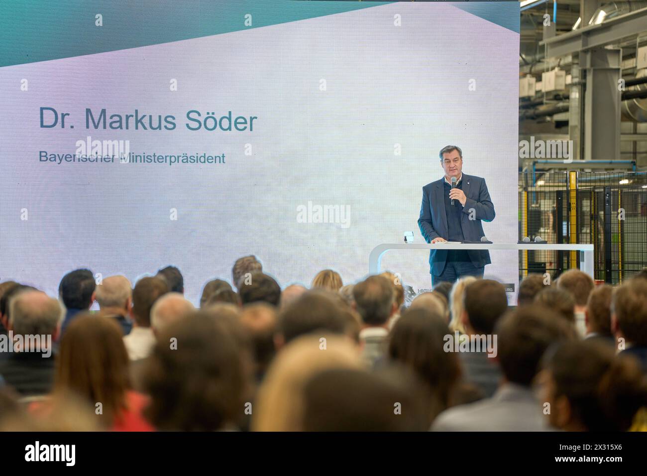 DATA RECORD NON DICHIARATA Augsburg, Baviera, Germania - 24 aprile 2024: Il Ministro Presidente della Baviera Dr. Markus Söder visita la presentazione della rete ai di Augusta. Sala di ricerca AI 43 dell'Università di Augusta *** Ministerpräsident von Bayern Dr. Markus Söder zu Besuch bei der Präsentation des KI-Netzwerks Augsburg. KI-Forschungshalle Halle 43 der Universität Augsburg Foto Stock