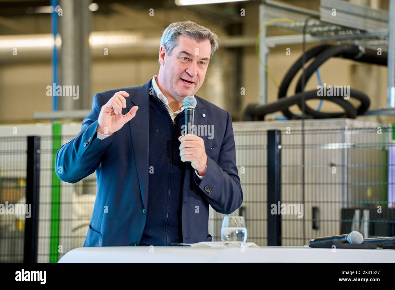 DATA RECORD NON DICHIARATA Augsburg, Baviera, Germania - 24 aprile 2024: Il Ministro Presidente della Baviera Dr. Markus Söder visita la presentazione della rete ai di Augusta. Sala di ricerca AI 43 dell'Università di Augusta *** Ministerpräsident von Bayern Dr. Markus Söder zu Besuch bei der Präsentation des KI-Netzwerks Augsburg. KI-Forschungshalle Halle 43 der Universität Augsburg Foto Stock
