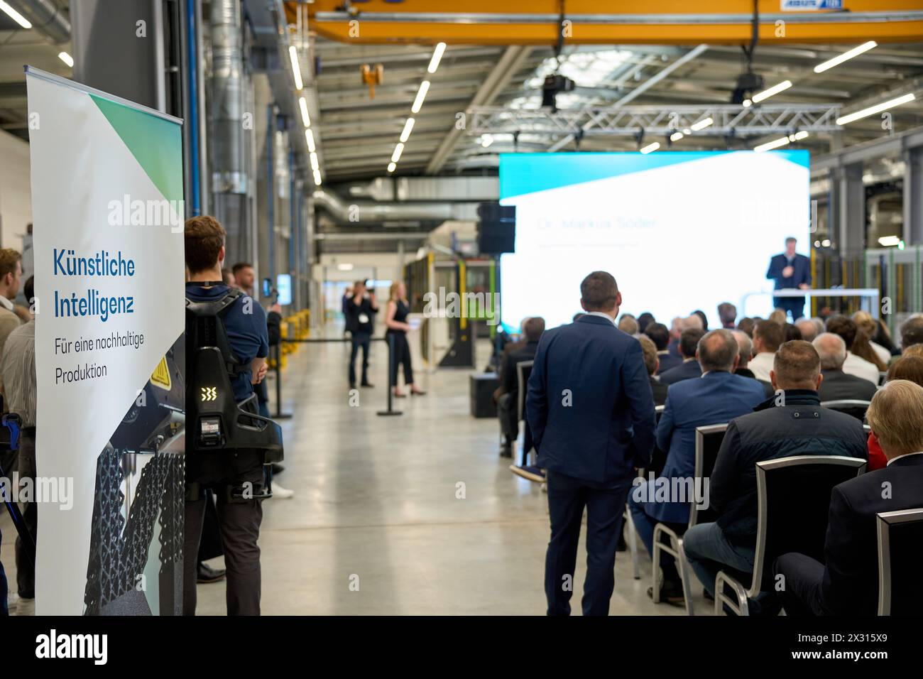 DATA RECORD NON DICHIARATA Augsburg, Baviera, Germania - 24 aprile 2024: Il Ministro Presidente della Baviera Dr. Markus Söder visita la presentazione della rete ai di Augusta. Sala di ricerca AI 43 dell'Università di Augusta *** Ministerpräsident von Bayern Dr. Markus Söder zu Besuch bei der Präsentation des KI-Netzwerks Augsburg. KI-Forschungshalle Halle 43 der Universität Augsburg Foto Stock