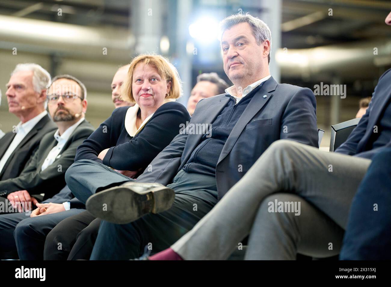 DATA RECORD NON DICHIARATA Augsburg, Baviera, Germania - 24 aprile 2024: Il Ministro Presidente della Baviera Dr. Markus Söder visita la presentazione della rete ai di Augusta. Sala di ricerca AI 43 dell'Università di Augusta *** Ministerpräsident von Bayern Dr. Markus Söder zu Besuch bei der Präsentation des KI-Netzwerks Augsburg. KI-Forschungshalle Halle 43 der Universität Augsburg Foto Stock