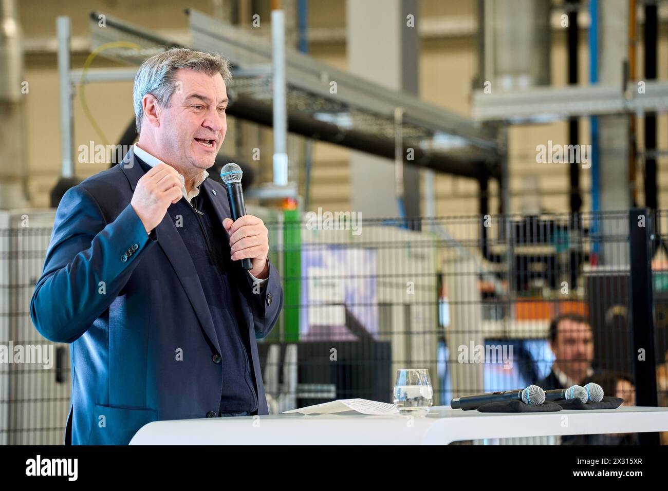 DATA RECORD NON DICHIARATA Augsburg, Baviera, Germania - 24 aprile 2024: Il Ministro Presidente della Baviera Dr. Markus Söder visita la presentazione della rete ai di Augusta. Sala di ricerca AI 43 dell'Università di Augusta *** Ministerpräsident von Bayern Dr. Markus Söder zu Besuch bei der Präsentation des KI-Netzwerks Augsburg. KI-Forschungshalle Halle 43 der Universität Augsburg Foto Stock