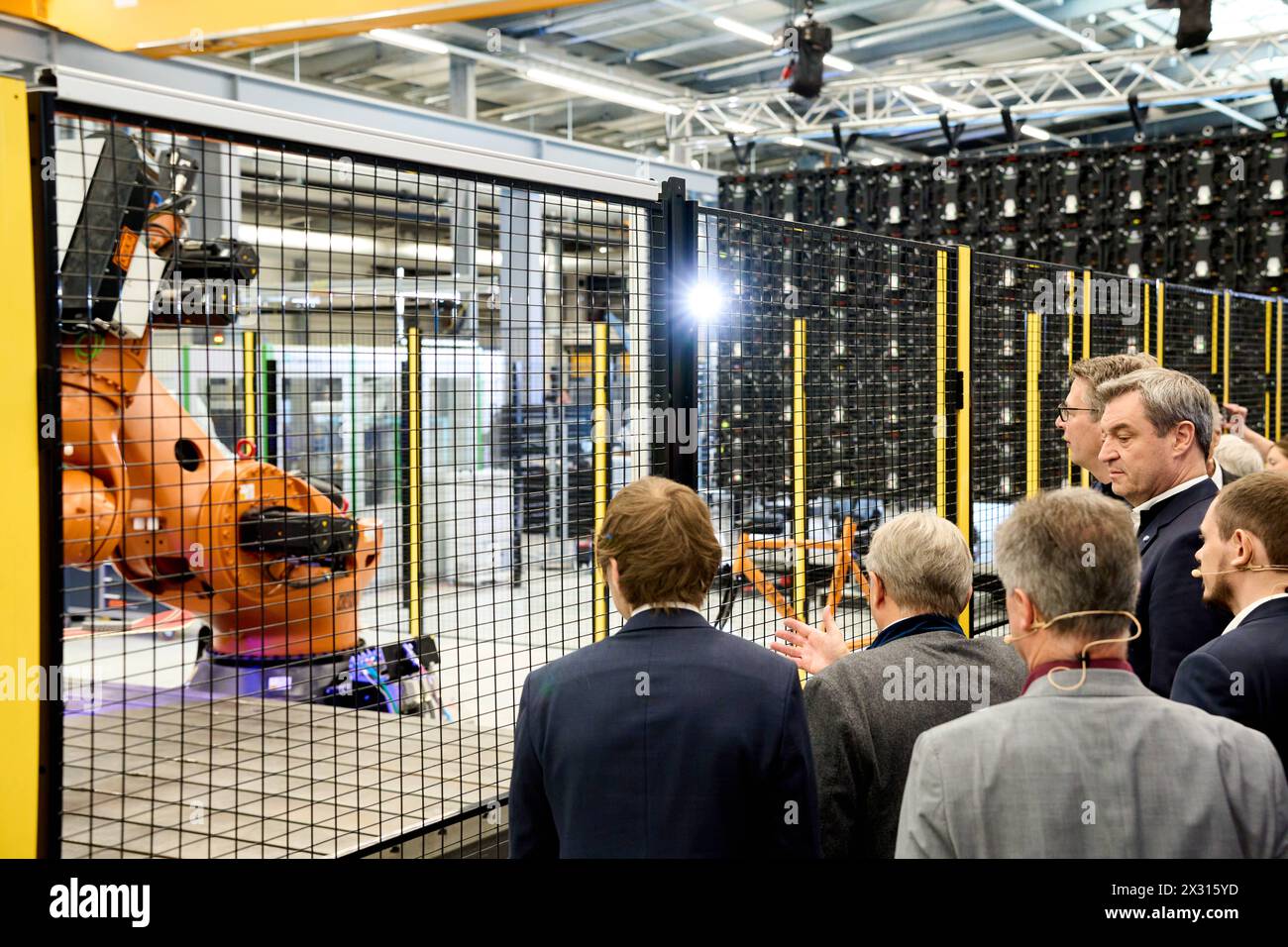 DATA RECORD NON DICHIARATA Augsburg, Baviera, Germania - 24 aprile 2024: Il Ministro Presidente della Baviera Dr. Markus Söder visita la presentazione della rete ai di Augusta. Sala di ricerca AI 43 dell'Università di Augusta *** Ministerpräsident von Bayern Dr. Markus Söder zu Besuch bei der Präsentation des KI-Netzwerks Augsburg. KI-Forschungshalle Halle 43 der Universität Augsburg Foto Stock