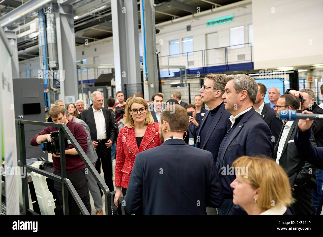 DATA RECORD NON DICHIARATA Augsburg, Baviera, Germania - 24 aprile 2024: Il Ministro Presidente della Baviera Dr. Markus Söder visita la presentazione della rete ai di Augusta. Sala di ricerca AI 43 dell'Università di Augusta *** Ministerpräsident von Bayern Dr. Markus Söder zu Besuch bei der Präsentation des KI-Netzwerks Augsburg. KI-Forschungshalle Halle 43 der Universität Augsburg Foto Stock