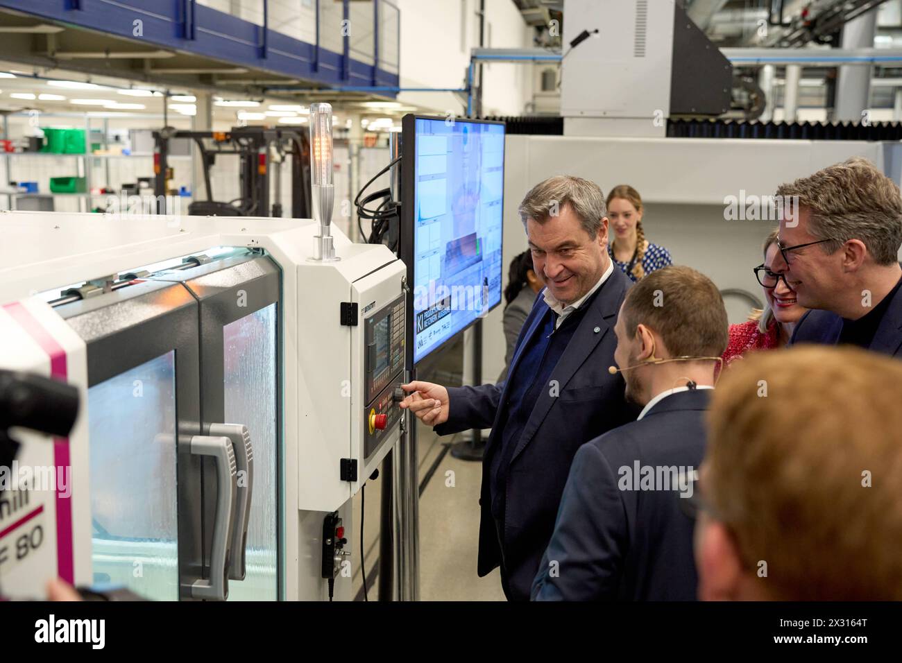 DATA RECORD NON DICHIARATA Augsburg, Baviera, Germania - 24 aprile 2024: Il Ministro Presidente della Baviera Dr. Markus Söder visita la presentazione della rete ai di Augusta. Sala di ricerca AI 43 dell'Università di Augusta *** Ministerpräsident von Bayern Dr. Markus Söder zu Besuch bei der Präsentation des KI-Netzwerks Augsburg. KI-Forschungshalle Halle 43 der Universität Augsburg Foto Stock