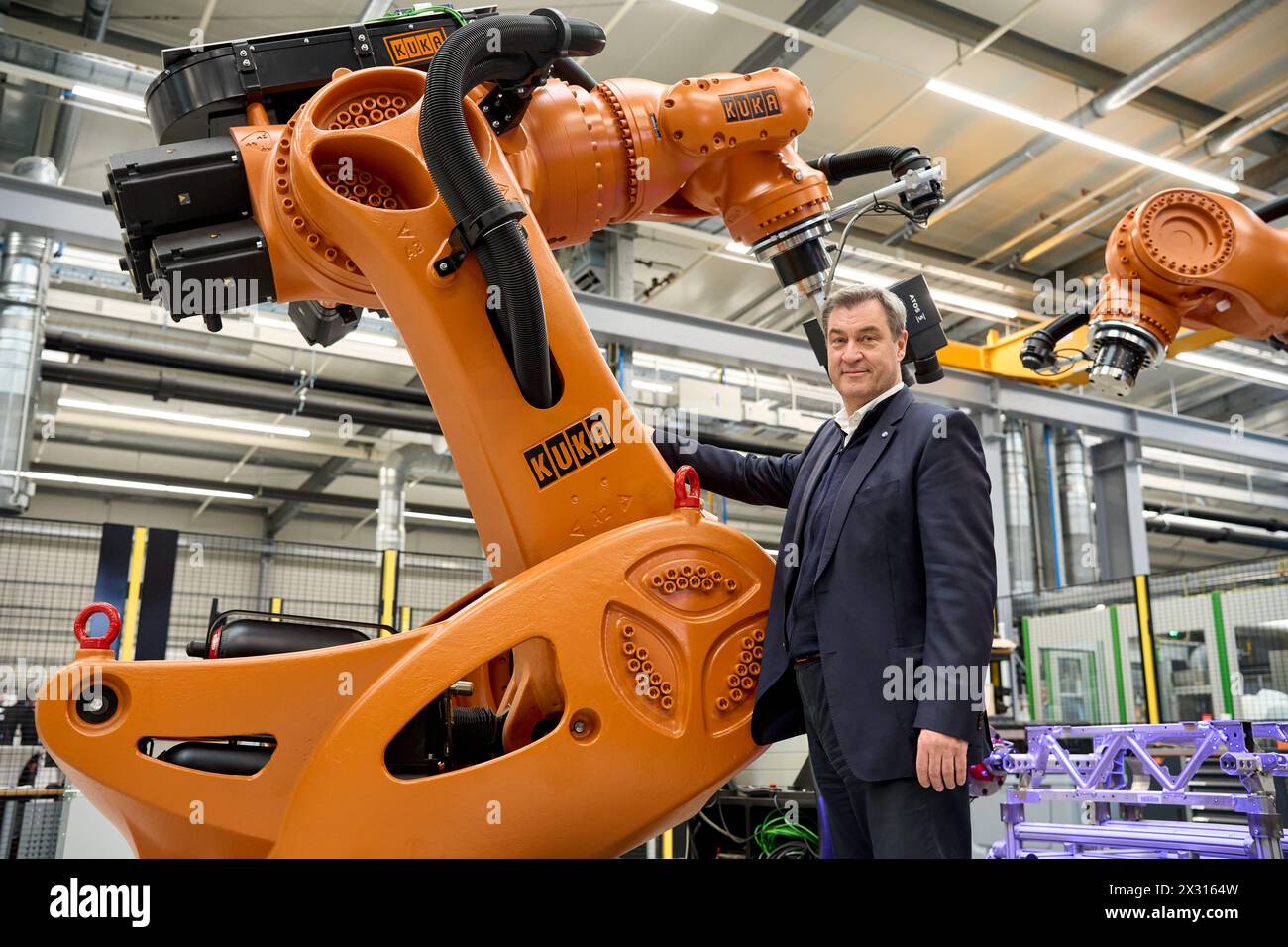 DATA RECORD NON DICHIARATA Augsburg, Baviera, Germania - 24 aprile 2024: Il Ministro Presidente della Baviera Dr. Markus Söder visita la presentazione della rete ai di Augusta. Sala di ricerca AI 43 dell'Università di Augusta *** Ministerpräsident von Bayern Dr. Markus Söder zu Besuch bei der Präsentation des KI-Netzwerks Augsburg. KI-Forschungshalle Halle 43 der Universität Augsburg Foto Stock