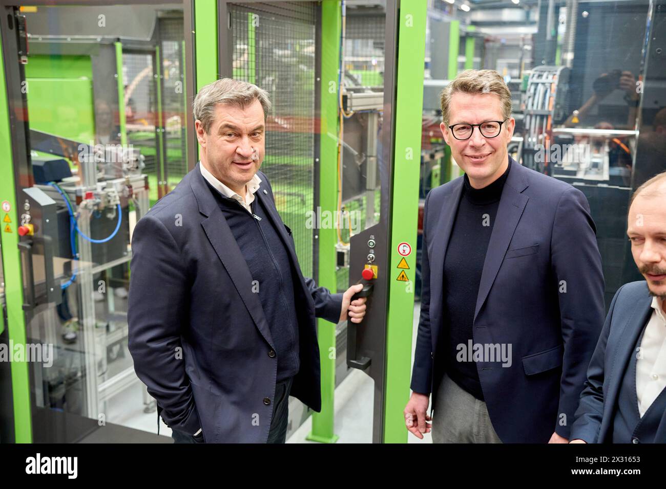 DATA RECORD NON DICHIARATA Augsburg, Baviera, Germania - 24 aprile 2024: Il Ministro Presidente della Baviera Dr. Markus Söder visita la presentazione della rete ai di Augusta. Sala di ricerca AI 43 dell'Università di Augusta *** Ministerpräsident von Bayern Dr. Markus Söder zu Besuch bei der Präsentation des KI-Netzwerks Augsburg. KI-Forschungshalle Halle 43 der Universität Augsburg Foto Stock