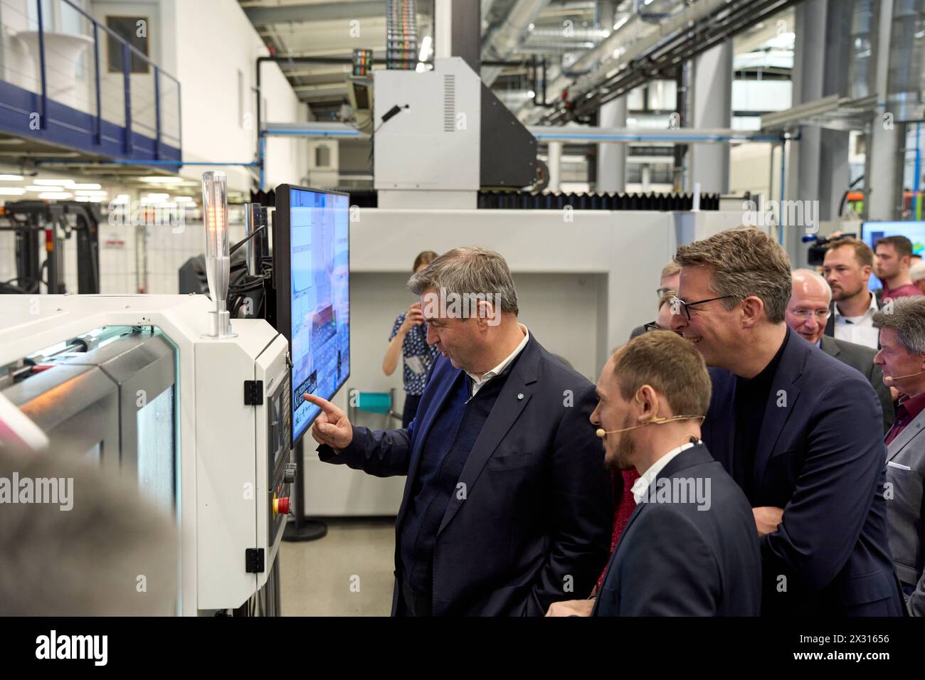 DATA RECORD NON DICHIARATA Augsburg, Baviera, Germania - 24 aprile 2024: Il Ministro Presidente della Baviera Dr. Markus Söder visita la presentazione della rete ai di Augusta. Sala di ricerca AI 43 dell'Università di Augusta *** Ministerpräsident von Bayern Dr. Markus Söder zu Besuch bei der Präsentation des KI-Netzwerks Augsburg. KI-Forschungshalle Halle 43 der Universität Augsburg Foto Stock