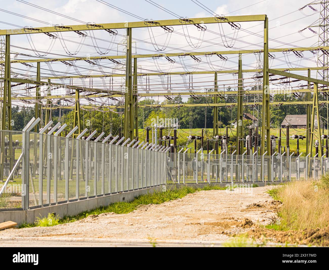 Wenige Wochen vor einer möglichen Strommangellage in der Schweiz, wird beim Umspannwerk Brütten der Sicherheitszaun erneuert und massiv verstärkt. (BR Foto Stock