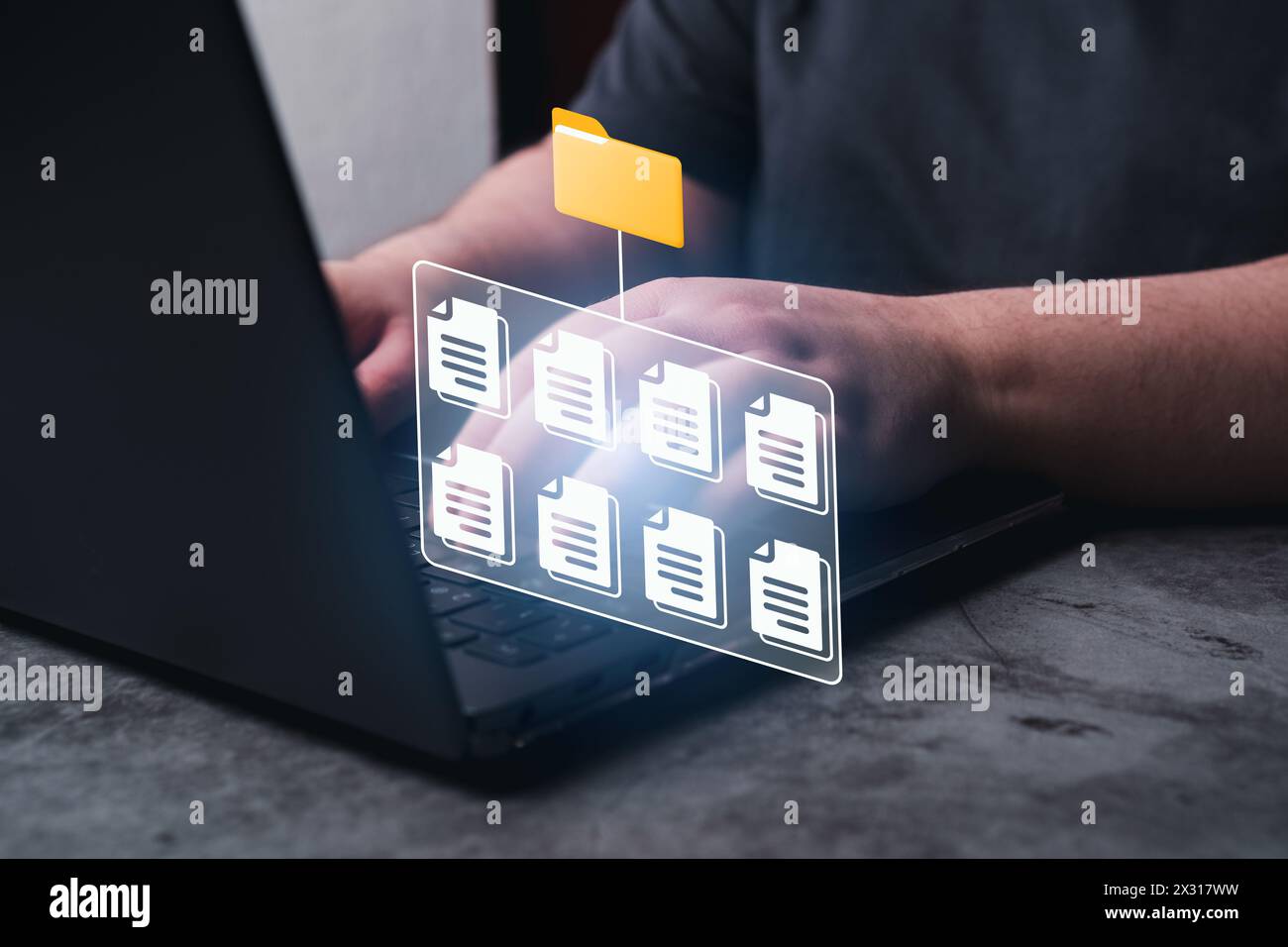 Donna d'affari che utilizza un computer portatile per il sistema di gestione dei documenti DMS. Memorizzazione di file digitali. Tecnologia di database. Business aziendale. Foto Stock