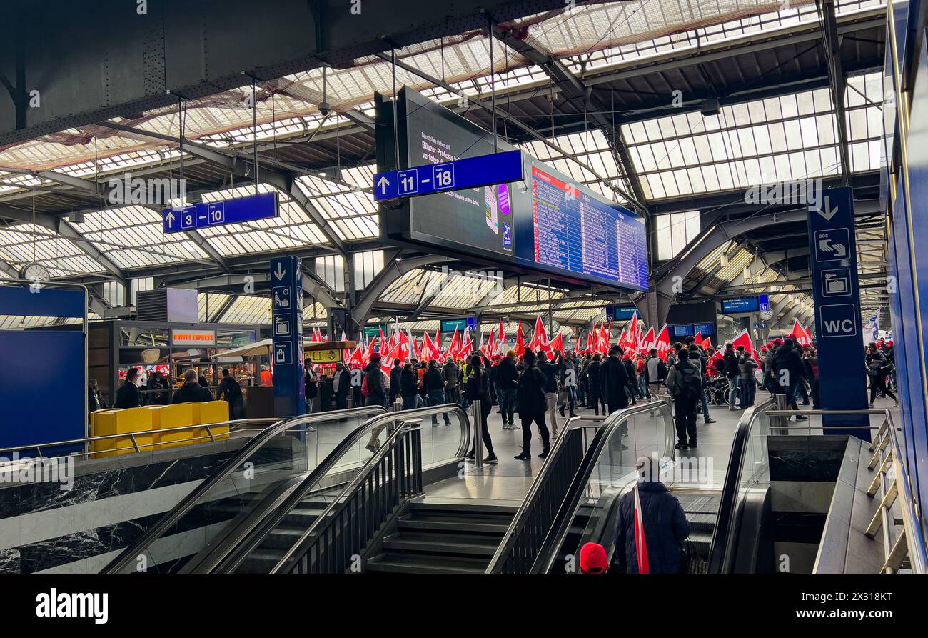 Die protestierenden Bauarbeiter ziehen in den Zürcher Hauptbahnhof. Gemäss Behörden War dies nicht geplant und auch nicht bewilligt. Dimostrazione zur Foto Stock