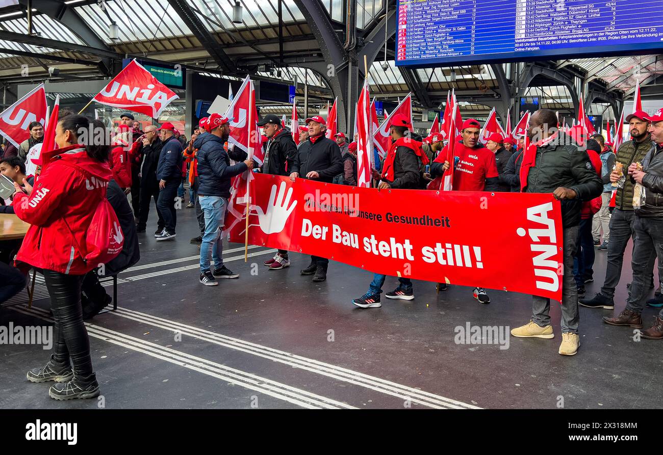 Die protestierenden Bauarbeiter ziehen in den Zürcher Hauptbahnhof. Gemäss Behörden War dies nicht geplant und auch nicht bewilligt. Dimostrazione zur Foto Stock