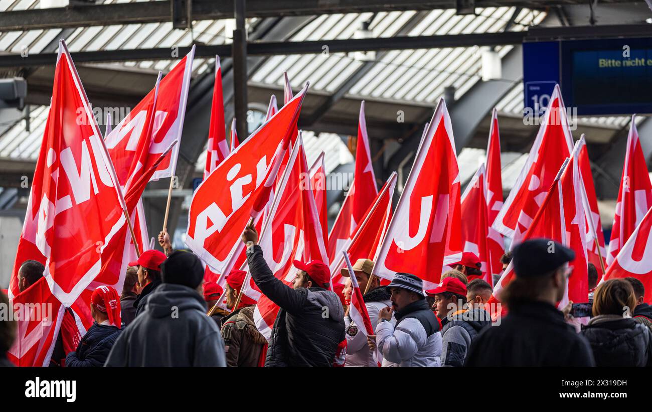 Die protestierenden Bauarbeiter ziehen in den Zürcher Hauptbahnhof. Gemäss Behörden War dies nicht geplant und auch nicht bewilligt. Dimostrazione zur Foto Stock