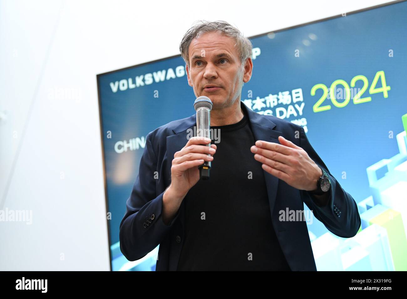 Pechino, Cina. 24 aprile 2024. Oliver Blume, CEO del gruppo Volkswagen, parla ai giornalisti. Volkswagen ha presentato i suoi obiettivi per la Cina in vista del salone dell'auto di Pechino. Credito: Johannes Neudecker/dpa/Alamy Live News Foto Stock