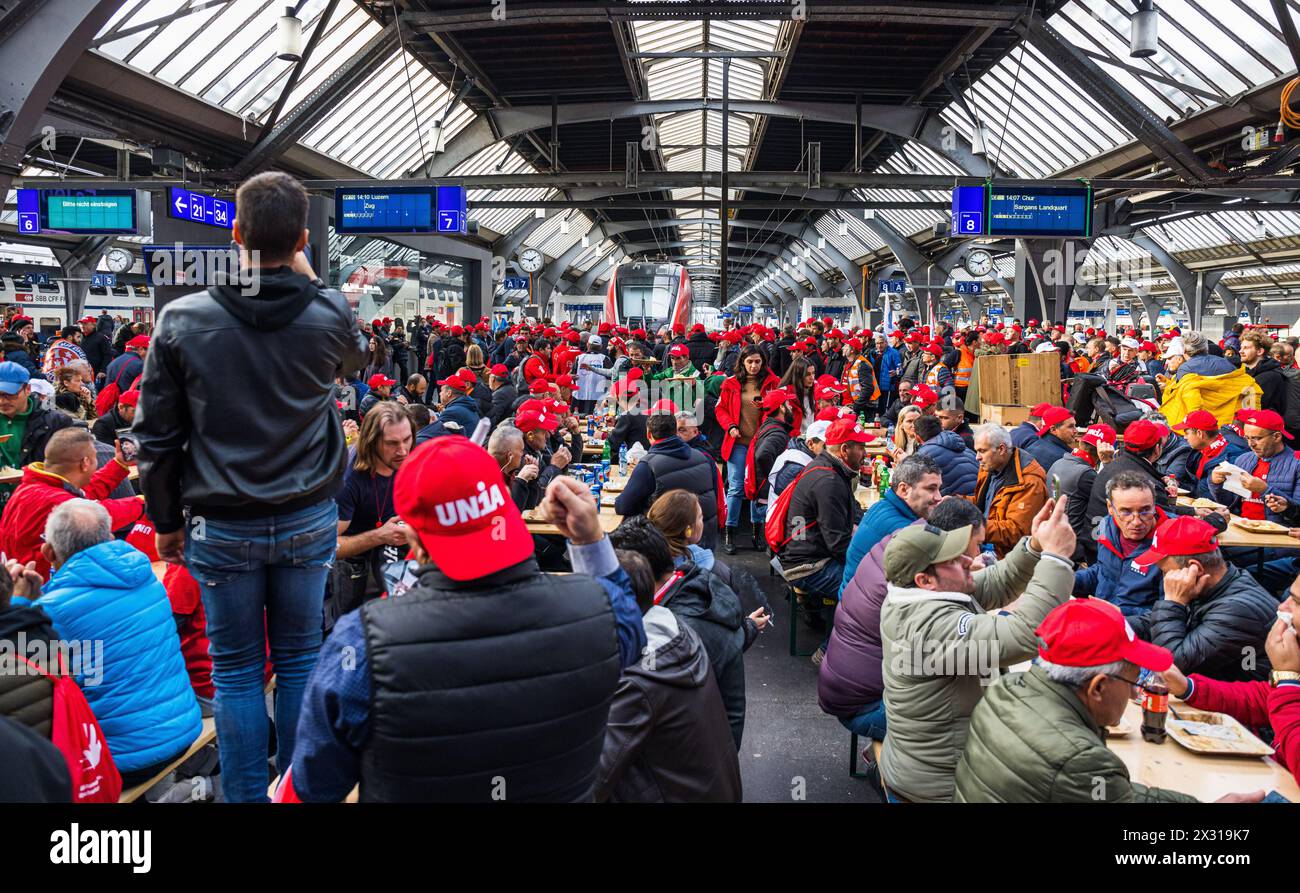 Die demonstrierenden Bauarbeiter haben in der Halle des Zürcher Hauptbahnhof kurzer Hand Bänke und Tische aufstellt. Die unbewilligte Aktion wurde von Foto Stock