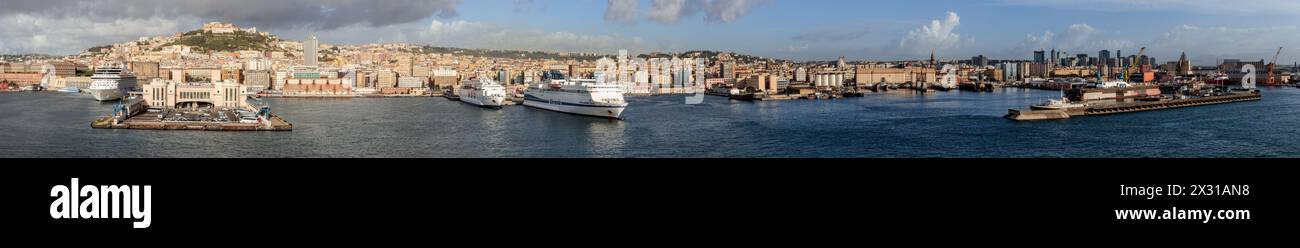 Napoli, Italia, vista dal mare Foto Stock