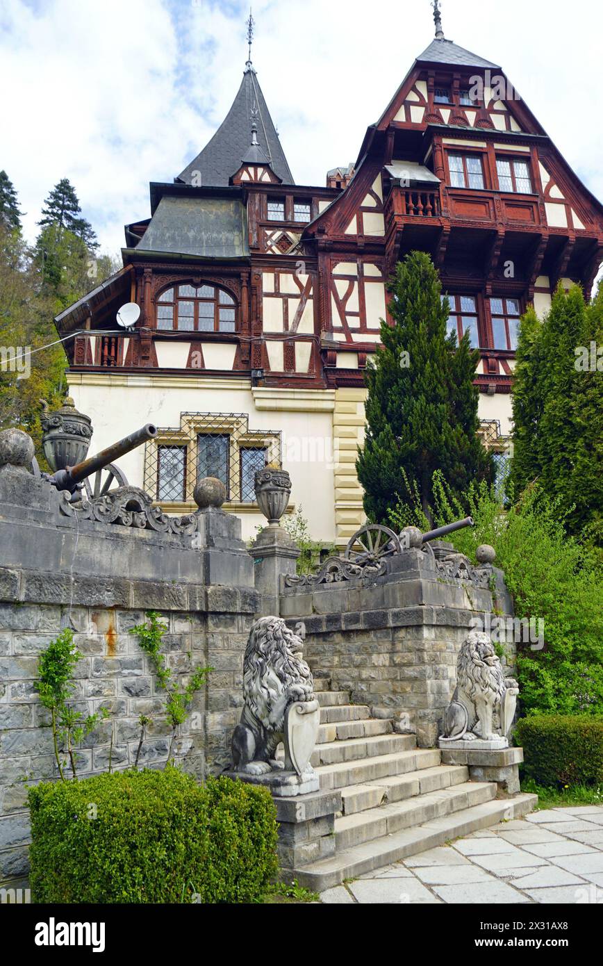 Scala con sculture di leoni di fronte al castello di Peles (Sinaia, Romania) Foto Stock