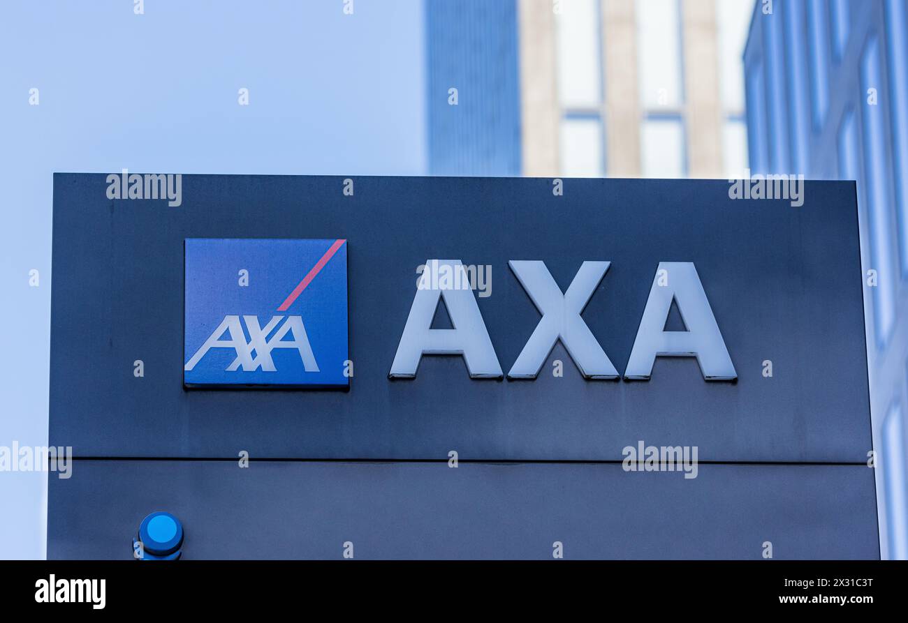 Logo des Versicherungsunternehmen AXA Schweiz an der Hausfassade a Zürich-Oerlikon. (Zürich, Svizzera, 13.08.2022) Foto Stock