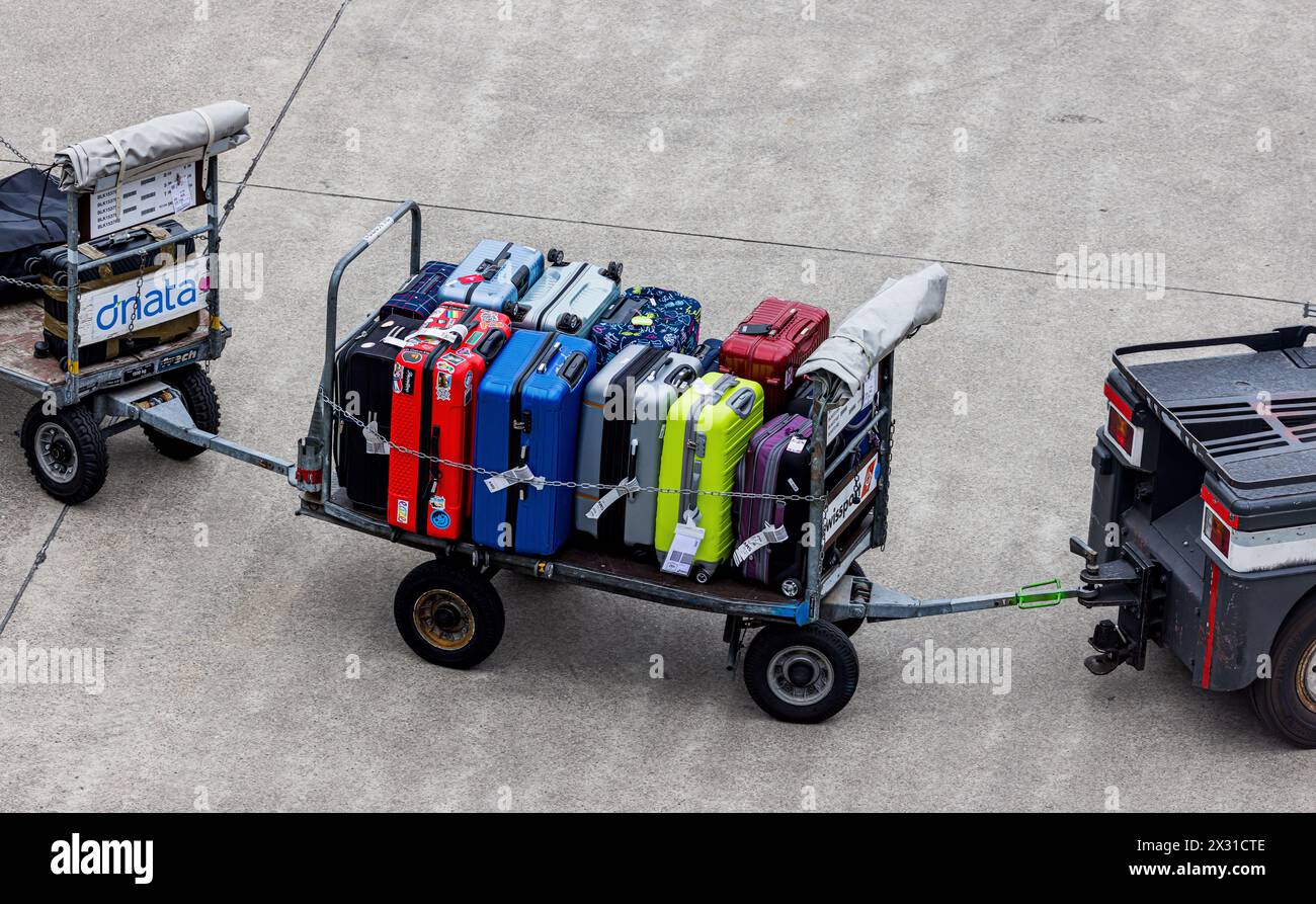 Ein Wagen mit Reisekoffern steht auf dem Vorfeld des Flughafen Zürich. (Zürich, Svizzera, 24.05.2022) Foto Stock