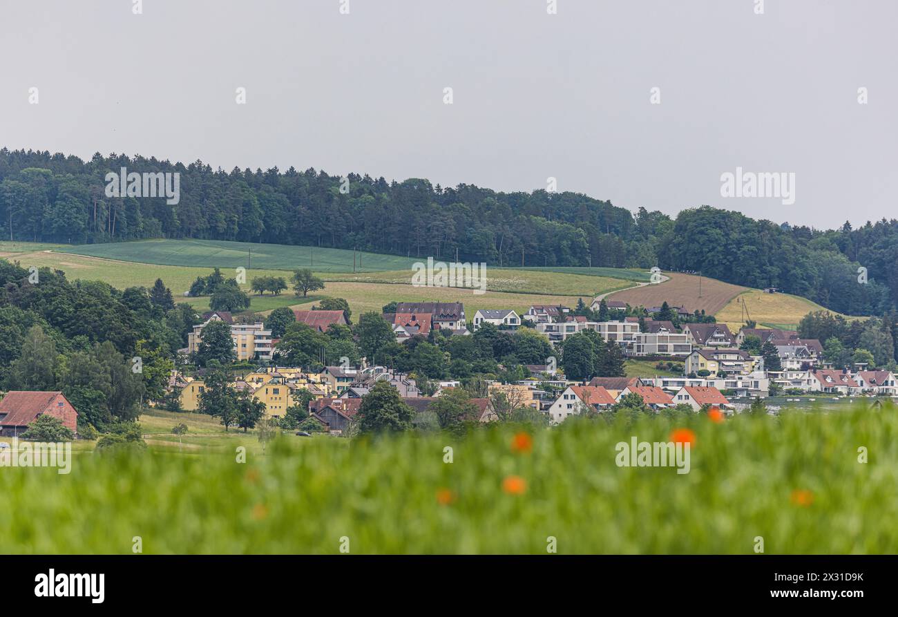 Blick auf den Ortsteil Rüti der Gemeinde Winkel bei Bülach im Zürcher Unterland unmittelbar neben dem Flughafen Zürich. (Oberglatt, Schweiz, 22.05.202 Foto Stock