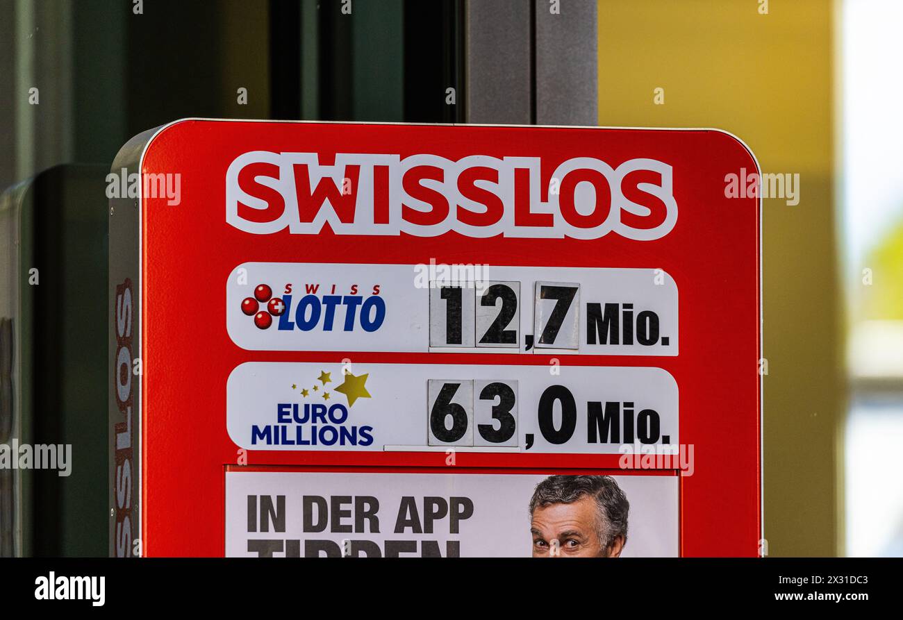 Ein Ständer wo man Lottoscheine für Swiss lotto und Euro Millions ausfüllen kann. (Zürich, Svizzera, 13.08.2023) Foto Stock