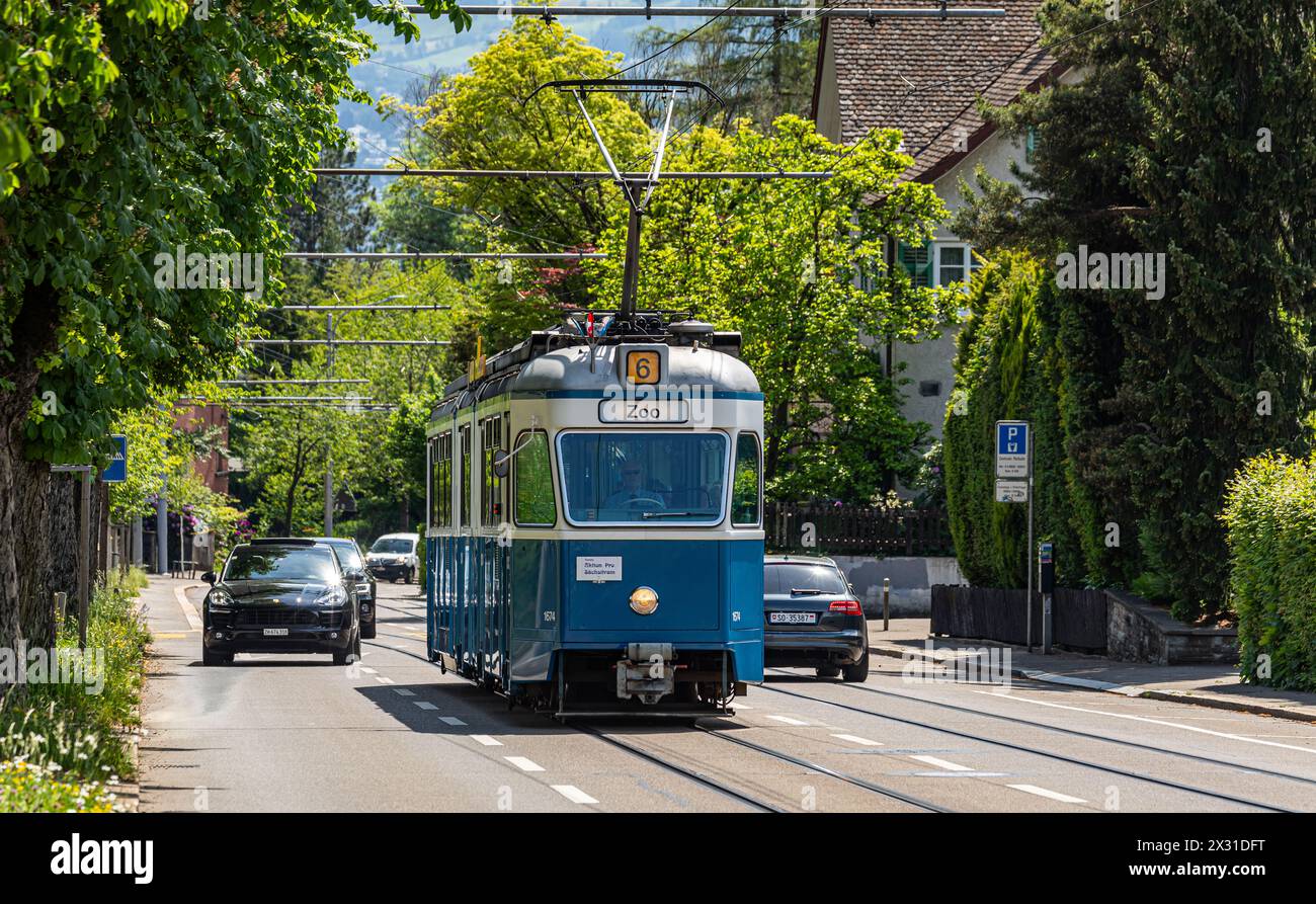 DAS tram VBZ BE 4/6 1674, auch genannt 'Mirage' wurde 1968 an die Verkehrsbetriebe Zürich (VBZ) abgeliefert. Hier steht es beim Jubiläumsanlass 175 Ja Foto Stock