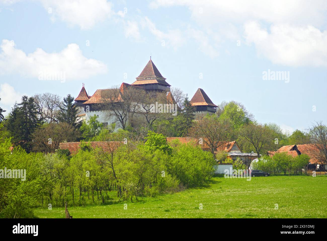 Vista della chiesa fortificata nel villaggio di Viscri, un punto di riferimento della Romania, patrimonio dell'umanità dell'UNESCO Foto Stock
