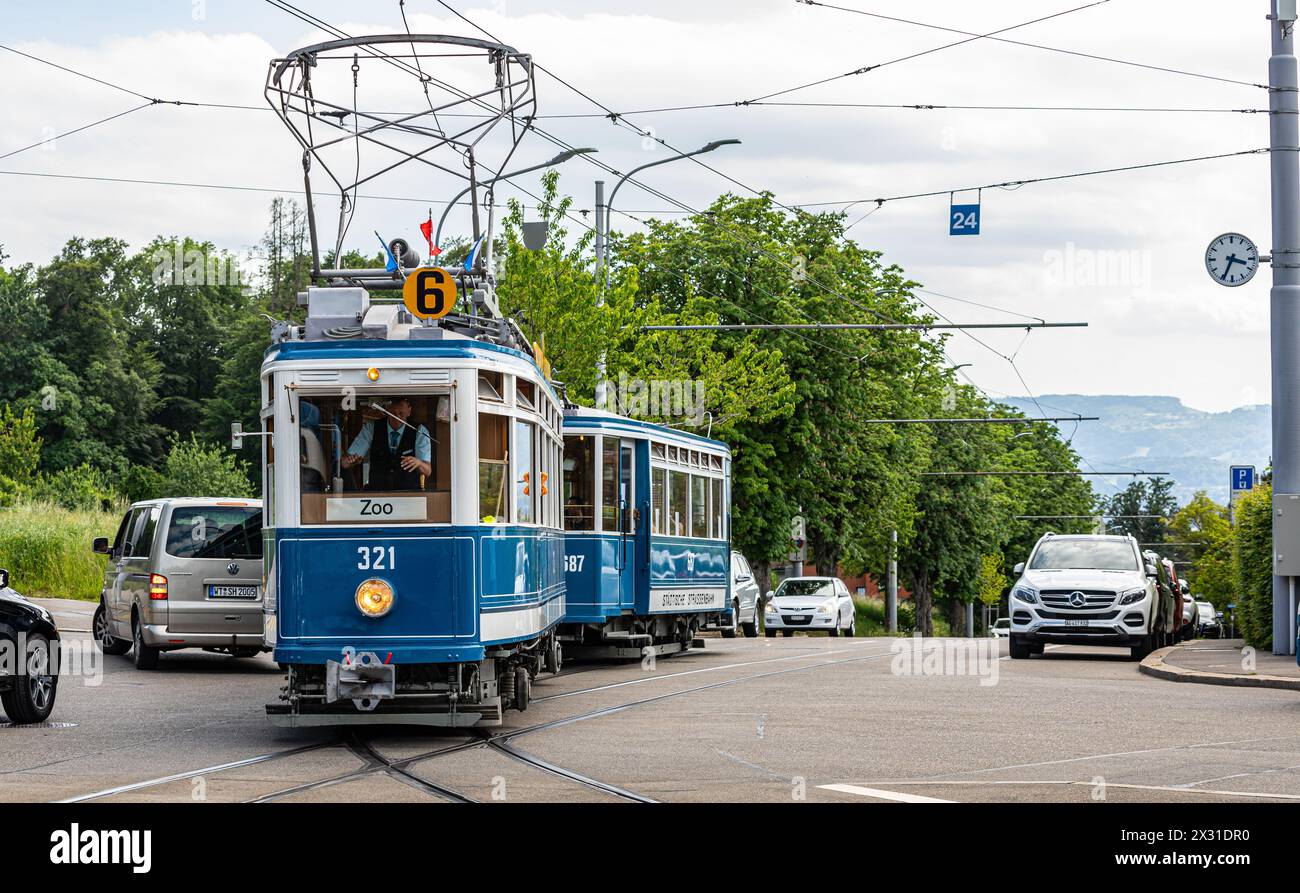 Im Jahr 1930 wurde das tram StStStZ CE 4/4 321 an die Städtische Strassenbahn Zürich abgeliefert. Es ist ein schwerer vierachsiger Motorwagen mit Mittel Foto Stock