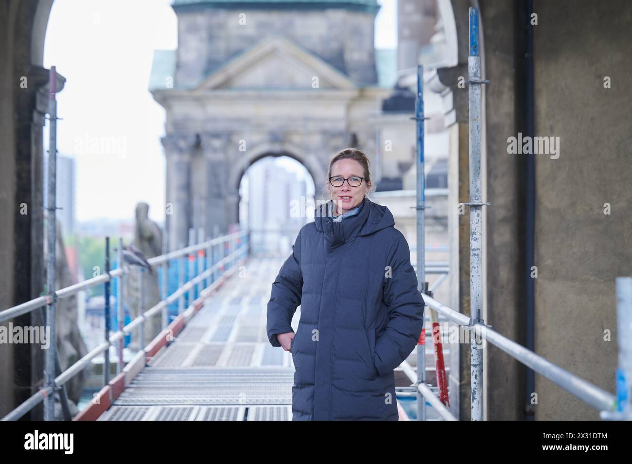 Berlino, Germania. 24 aprile 2024. Sonja Tubbesing, architetto e maestro costruttore della cattedrale di Berlino, si erge su un'impalcatura sul tetto della cattedrale di Berlino. L'arenaria sotto la cupola, il tamburo, deve essere restaurato a causa della perdita di sostanza. Oggi si terrà una conferenza stampa sulla campagna di raccolta fondi con la Fondazione tedesca per la protezione dei monumenti. Credito: Annette Riedl/dpa/Alamy Live News Foto Stock