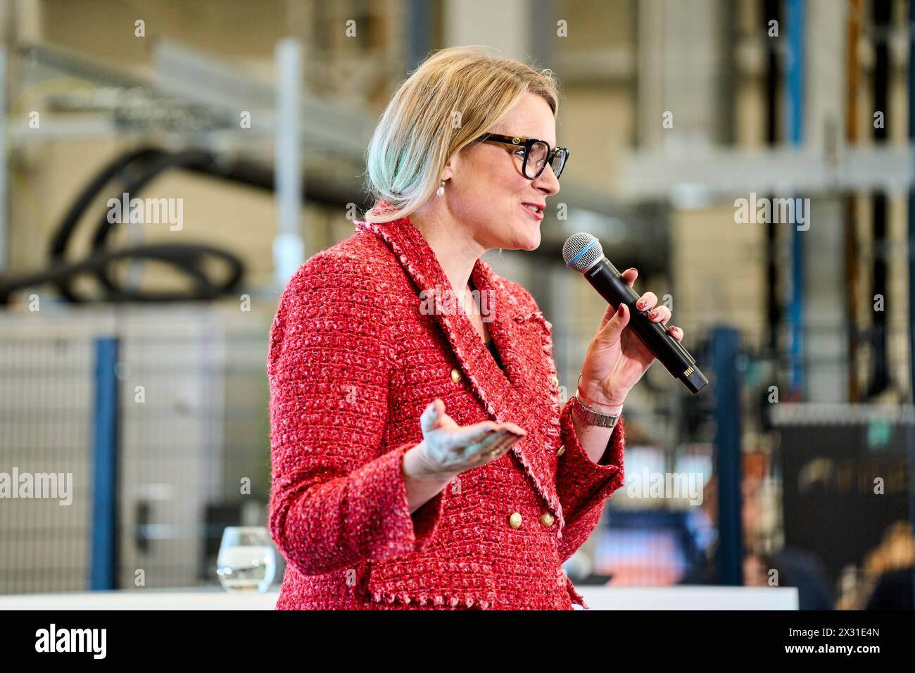 DATA RECORD NON DICHIARATA Augusta, Baviera, Germania - 24 aprile 2024: Il sindaco di Augusta Eva Weber visita la presentazione della rete ai di Augusta. Sala di ricerca AI 43 dell'Università di Augusta *** Oberbürgermeisterin von Augsburg Eva Weber zu Besuch bei der Präsentation des KI-Netzwerks Augsburg. KI-Forschungshalle Halle 43 der Universität Augsburg Foto Stock