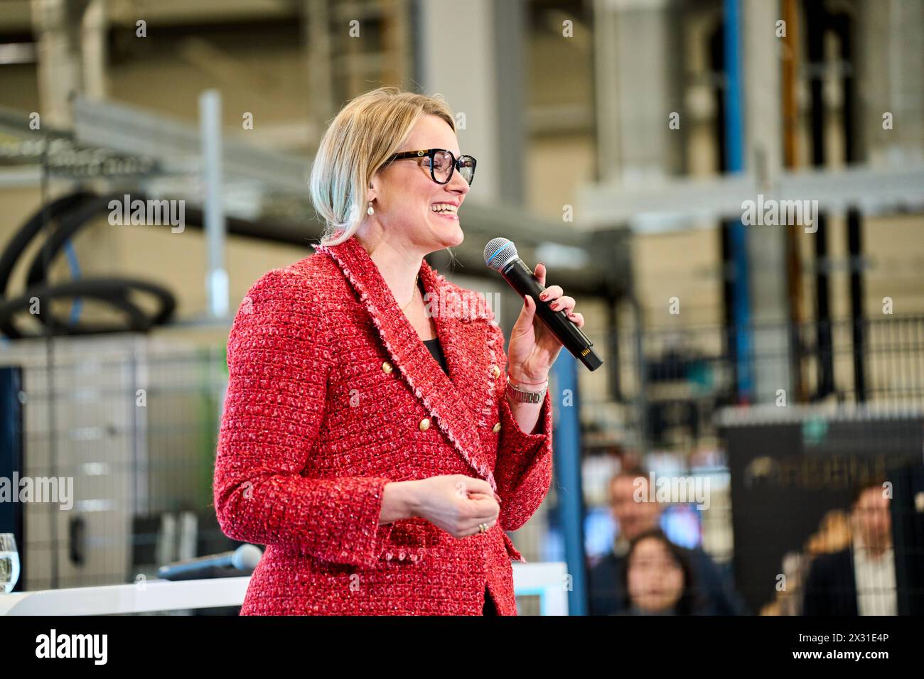 DATA RECORD NON DICHIARATA Augusta, Baviera, Germania - 24 aprile 2024: Il sindaco di Augusta Eva Weber visita la presentazione della rete ai di Augusta. Sala di ricerca AI 43 dell'Università di Augusta *** Oberbürgermeisterin von Augsburg Eva Weber zu Besuch bei der Präsentation des KI-Netzwerks Augsburg. KI-Forschungshalle Halle 43 der Universität Augsburg Foto Stock