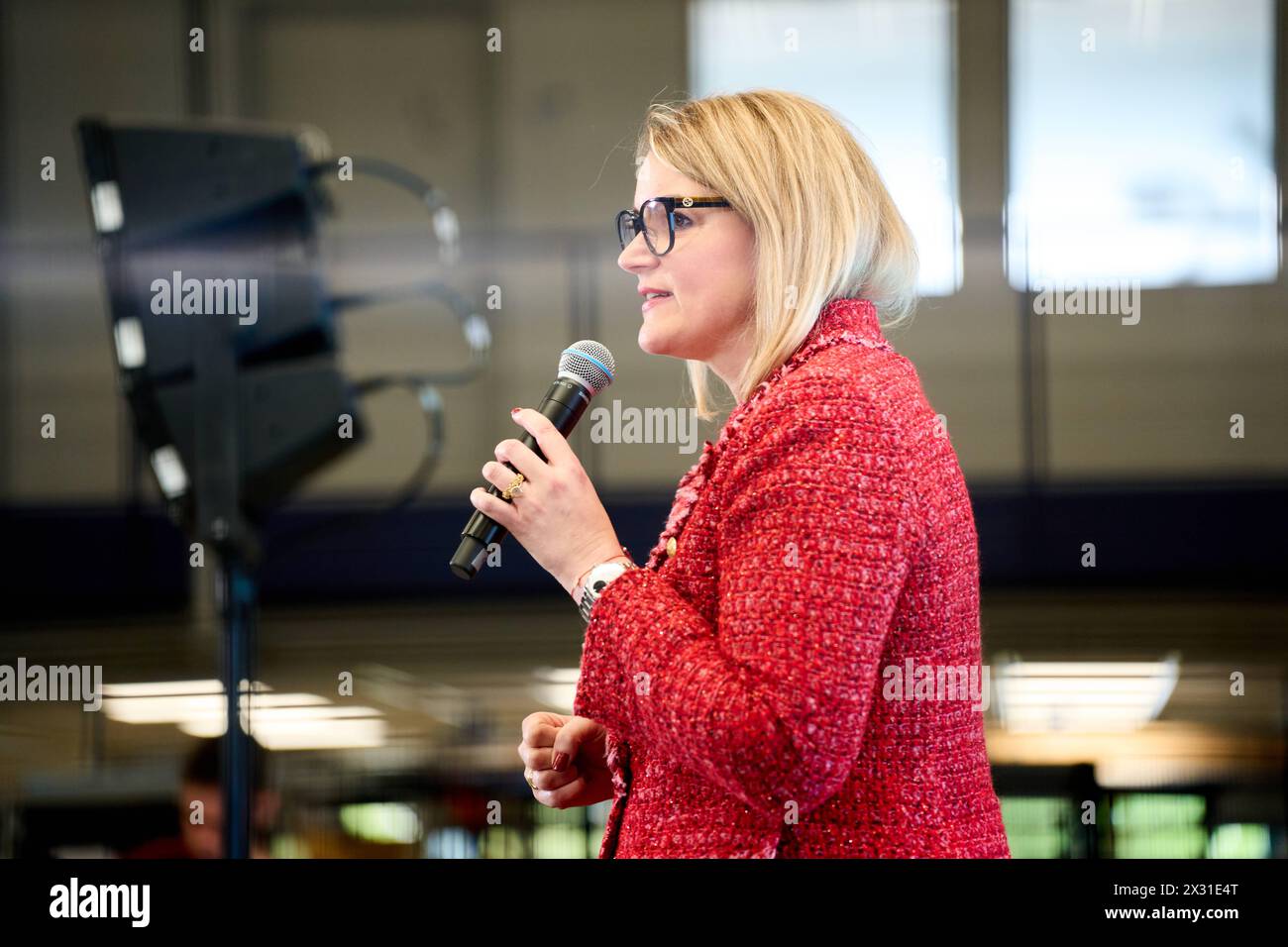 DATA RECORD NON DICHIARATA Augusta, Baviera, Germania - 24 aprile 2024: Il sindaco di Augusta Eva Weber visita la presentazione della rete ai di Augusta. Sala di ricerca AI 43 dell'Università di Augusta *** Oberbürgermeisterin von Augsburg Eva Weber zu Besuch bei der Präsentation des KI-Netzwerks Augsburg. KI-Forschungshalle Halle 43 der Universität Augsburg Foto Stock