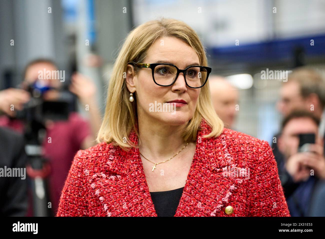 DATA RECORD NON DICHIARATA Augusta, Baviera, Germania - 24 aprile 2024: Il sindaco di Augusta Eva Weber visita la presentazione della rete ai di Augusta. Sala di ricerca AI 43 dell'Università di Augusta *** Oberbürgermeisterin von Augsburg Eva Weber zu Besuch bei der Präsentation des KI-Netzwerks Augsburg. KI-Forschungshalle Halle 43 der Universität Augsburg Foto Stock