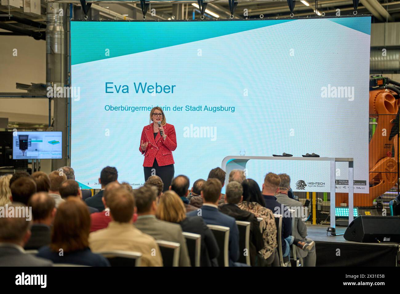 DATA RECORD NON DICHIARATA Augusta, Baviera, Germania - 24 aprile 2024: Il sindaco di Augusta Eva Weber visita la presentazione della rete ai di Augusta. Sala di ricerca AI 43 dell'Università di Augusta *** Oberbürgermeisterin von Augsburg Eva Weber zu Besuch bei der Präsentation des KI-Netzwerks Augsburg. KI-Forschungshalle Halle 43 der Universität Augsburg Foto Stock
