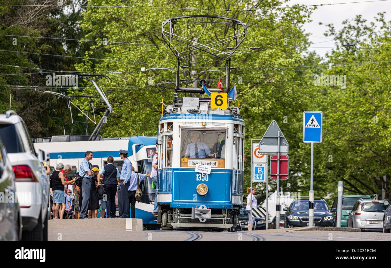 Im Jahr 1930 wurde das tram StStStZ CE 4/4 321 an die Städtische Strassenbahn Zürich abgeliefert. Es ist ein schwerer vierachsiger Motorwagen mit Mittel Foto Stock