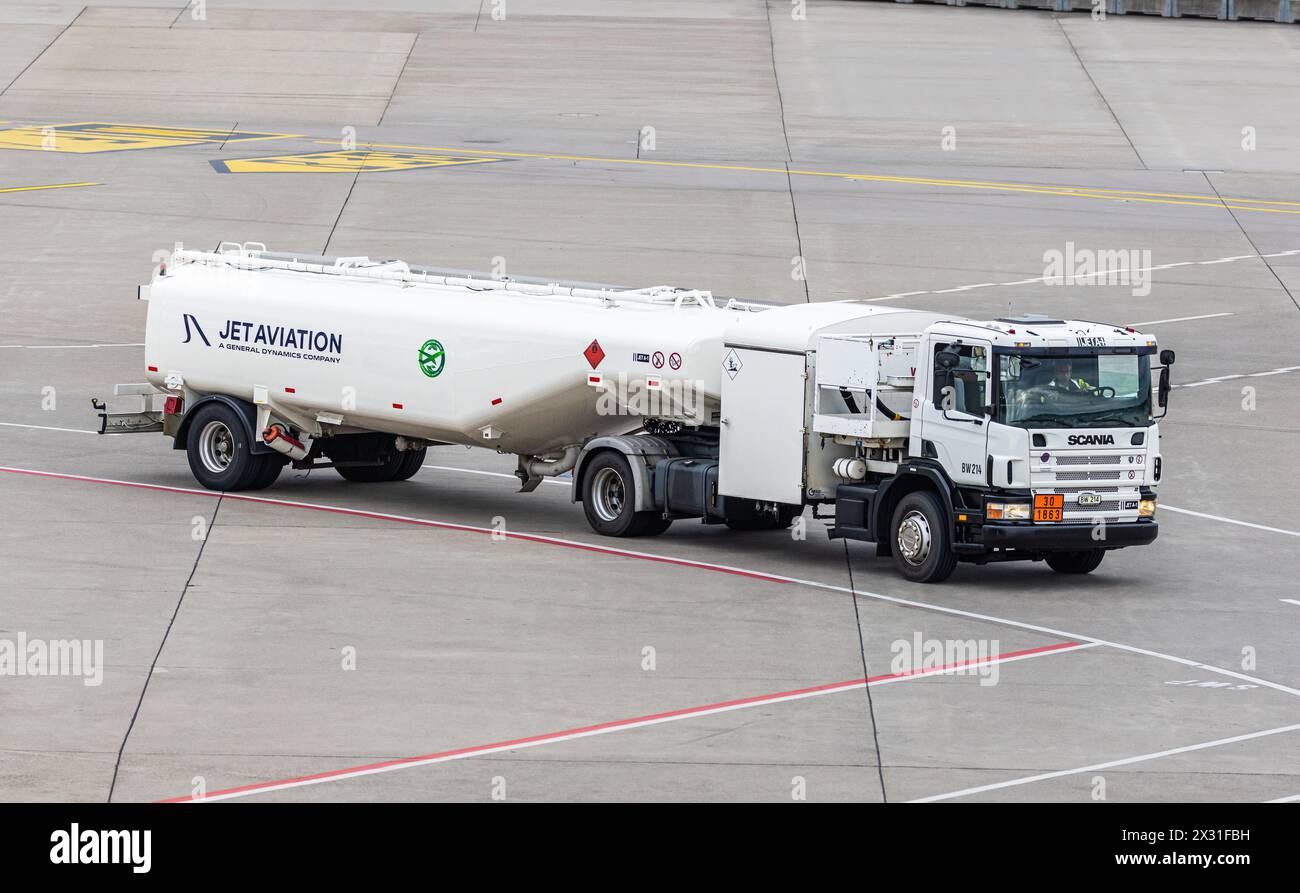 Ein Tankfahrzeug der firma Jet Aviation bringt Kerosin zu einem Flugzeug. (Zürich, Svizzera, 24.05.2022) Foto Stock