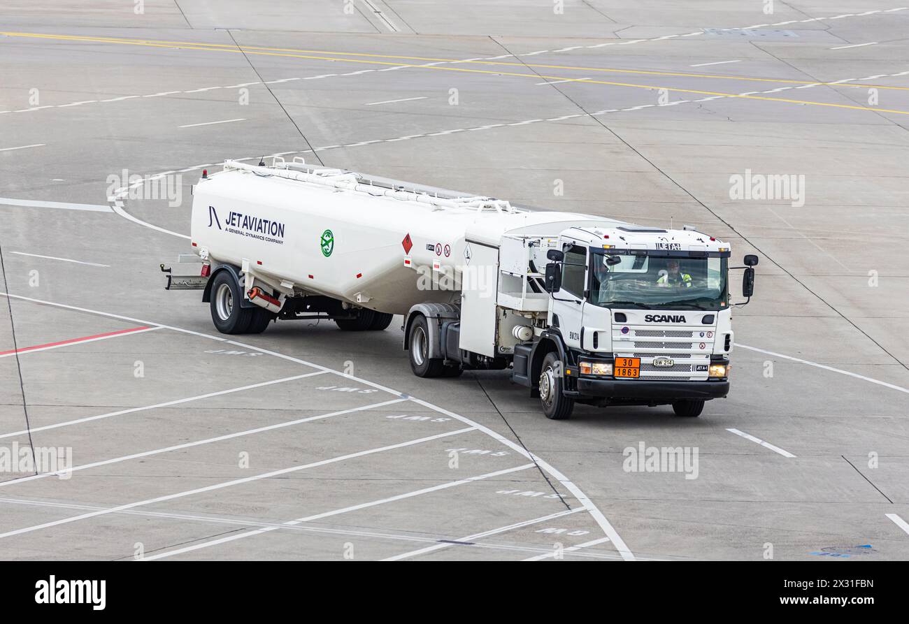 Ein Tankfahrzeug der firma Jet Aviation bringt Kerosin zu einem Flugzeug. (Zürich, Svizzera, 24.05.2022) Foto Stock