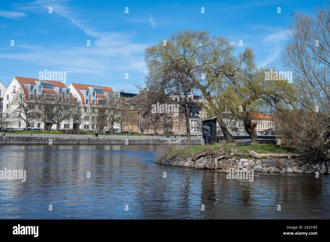 Il fiume Motala e l'isolotto Stromsholmen all'inizio della primavera a Norrköping. Norrköping è una storica città industriale della Svezia. Foto Stock