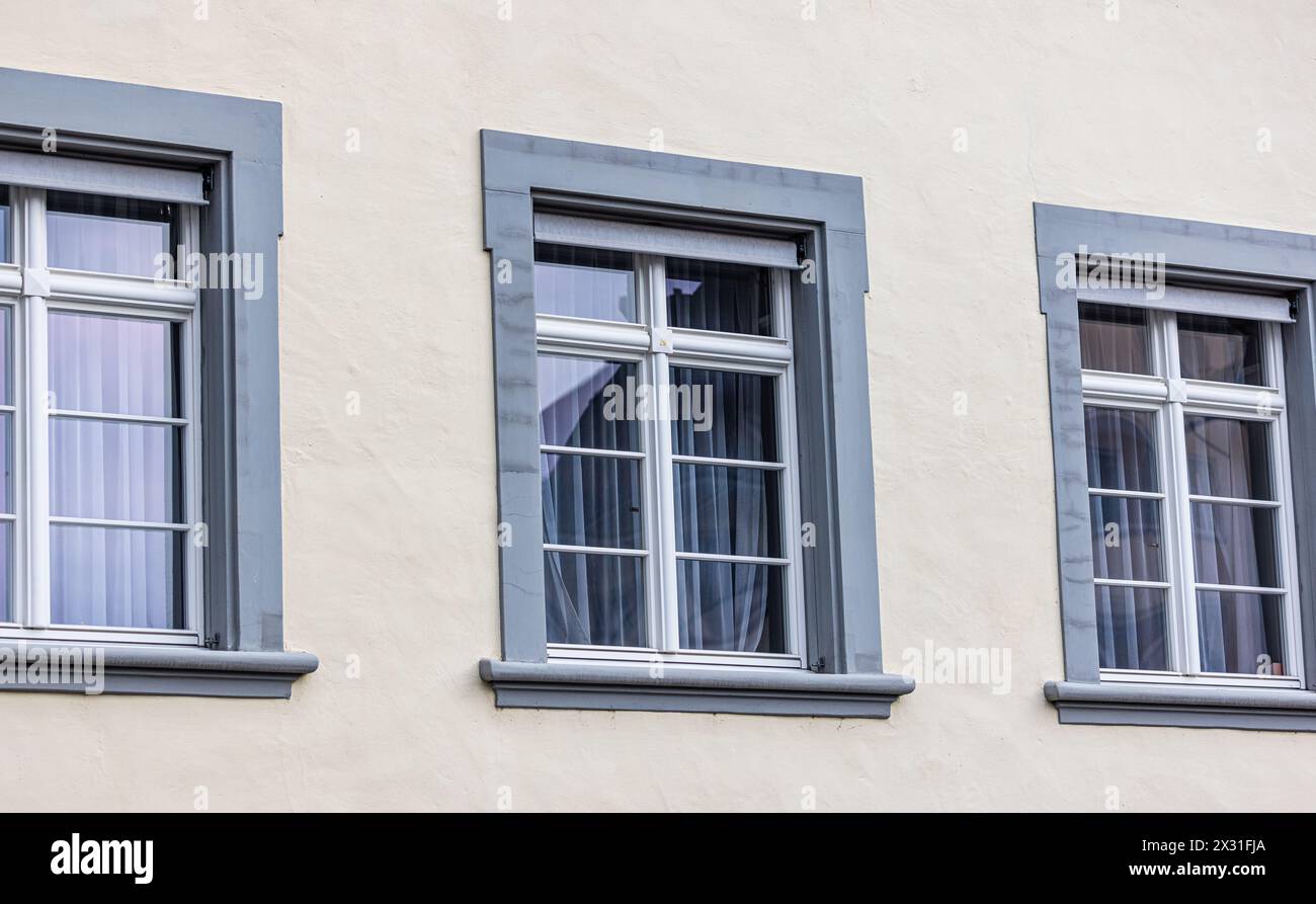 Fensterfront des Kantonsgericht in der Schaffhauser Altstadt. (Sciaffusa, Svizzera, 06.11.2022) Foto Stock