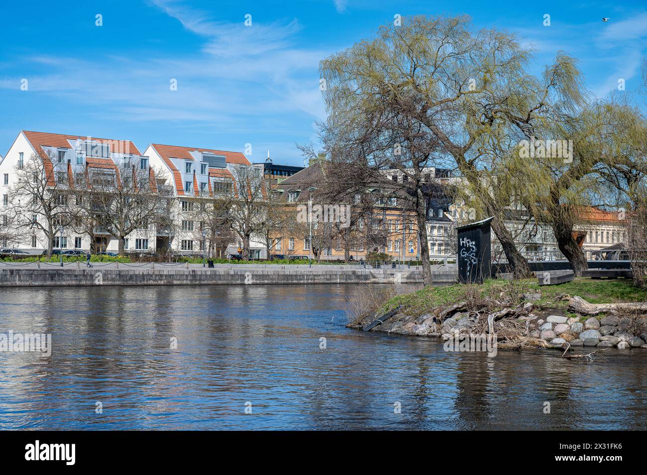 Il fiume Motala e l'isolotto Stromsholmen all'inizio della primavera a Norrköping. Norrköping è una storica città industriale della Svezia. Foto Stock
